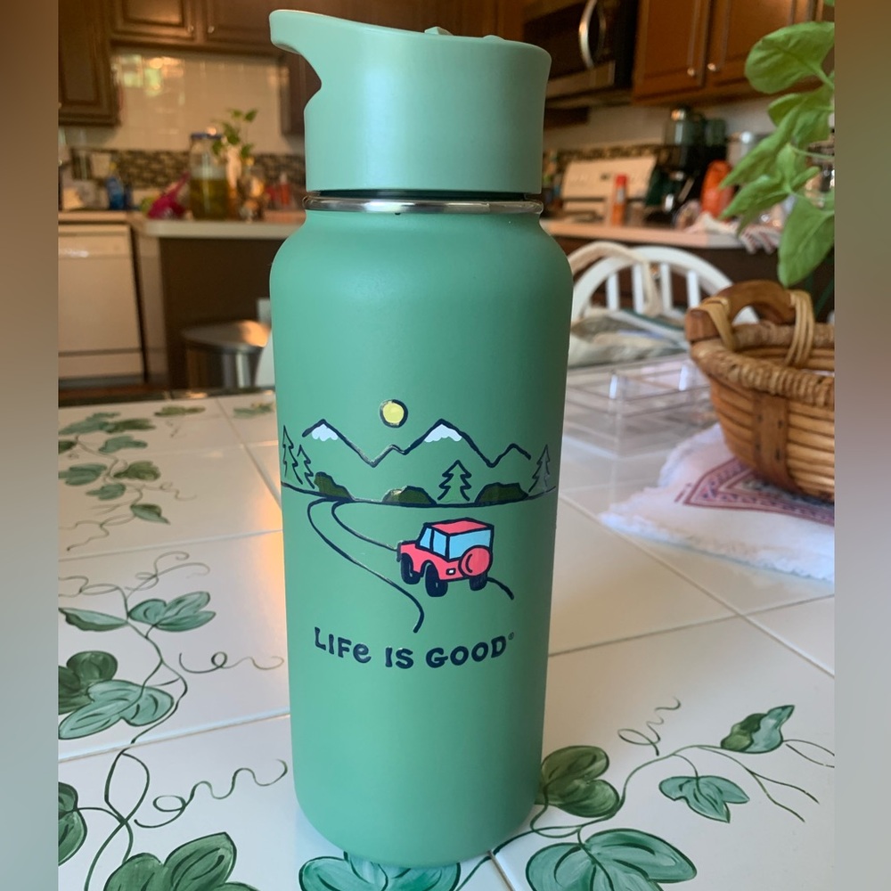 Life is Good 32 oz water bottle - Never used